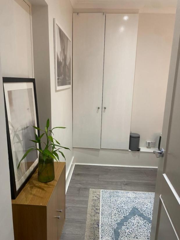 Central Private Double Bedroom In A 2Bedroom Apartment, Connected Via Underground, Overground And Many Bus Routes Londres Exterior foto
