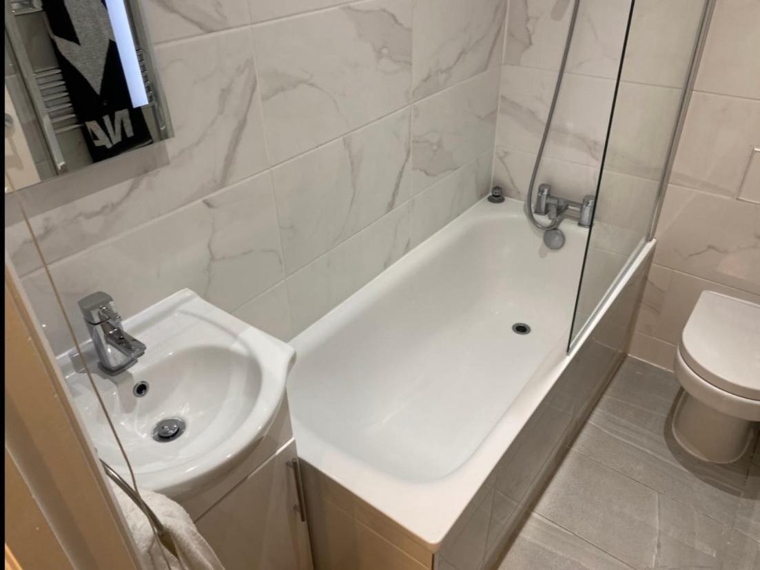 Central Private Double Bedroom In A 2Bedroom Apartment, Connected Via Underground, Overground And Many Bus Routes Londres Exterior foto